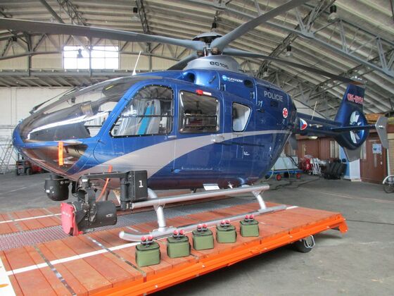 Vrtulník EC 135 s 5 sadami předávaných brýlí pro noční vidění_preview