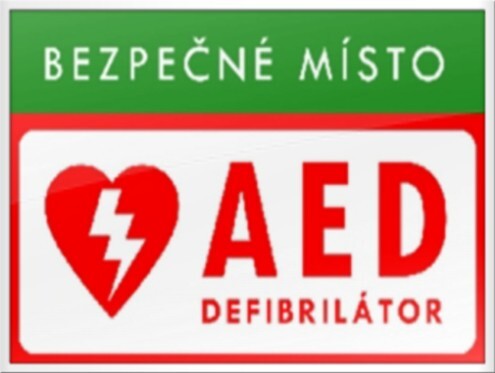 Značku dostupnosti AED přístroje v budově obvykle značí samolepka na dveřích (zdroj: VITAE.IC.CZ)